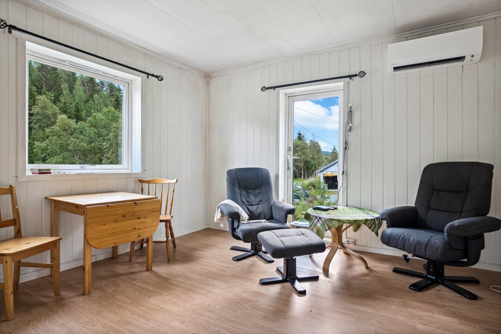 Stuen er lys og rikelig med vinduer slipper inn masse dagslys. Galleribilde