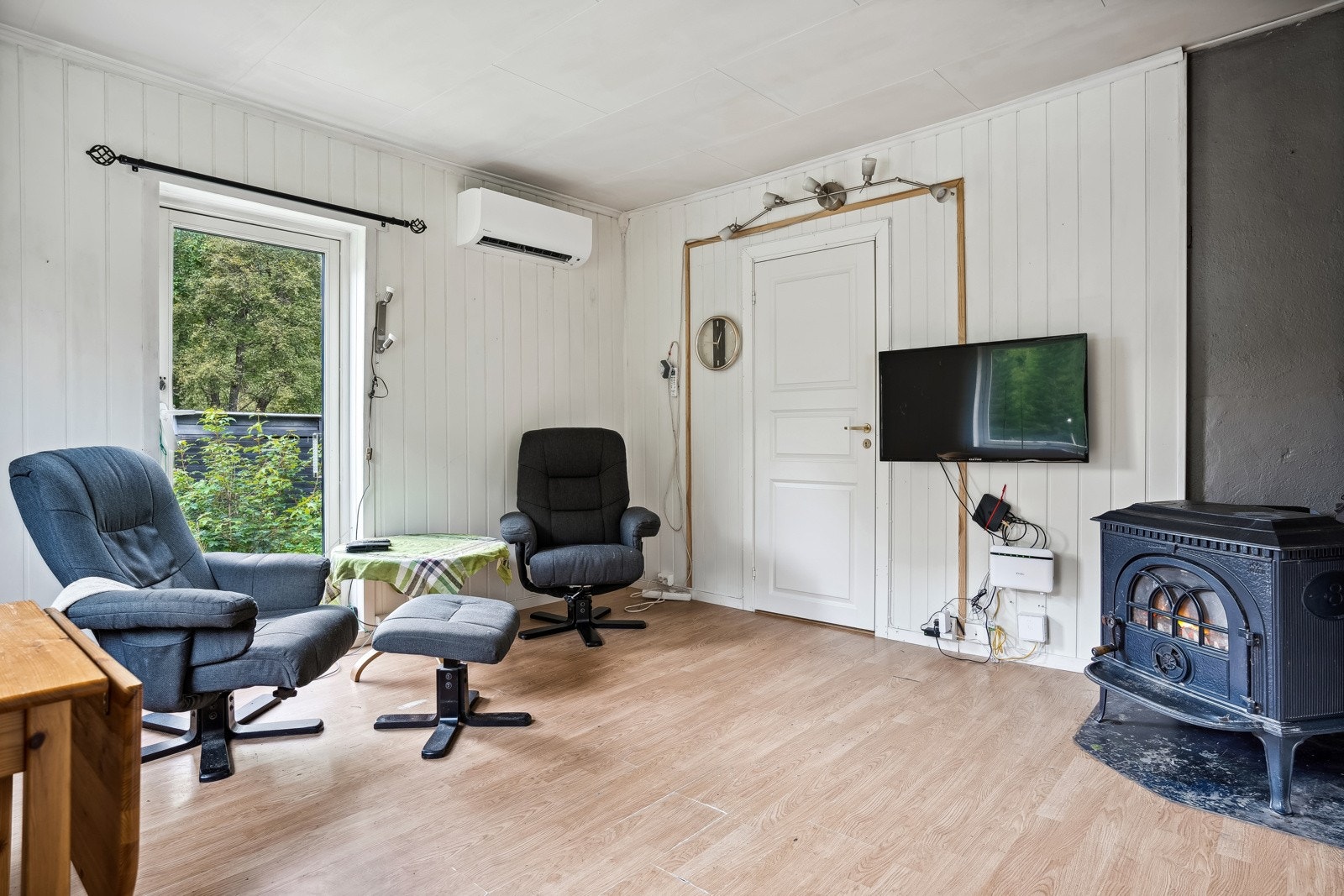 Det er god plass til sofa med tilhørende møblement i stuen. Galleribilde