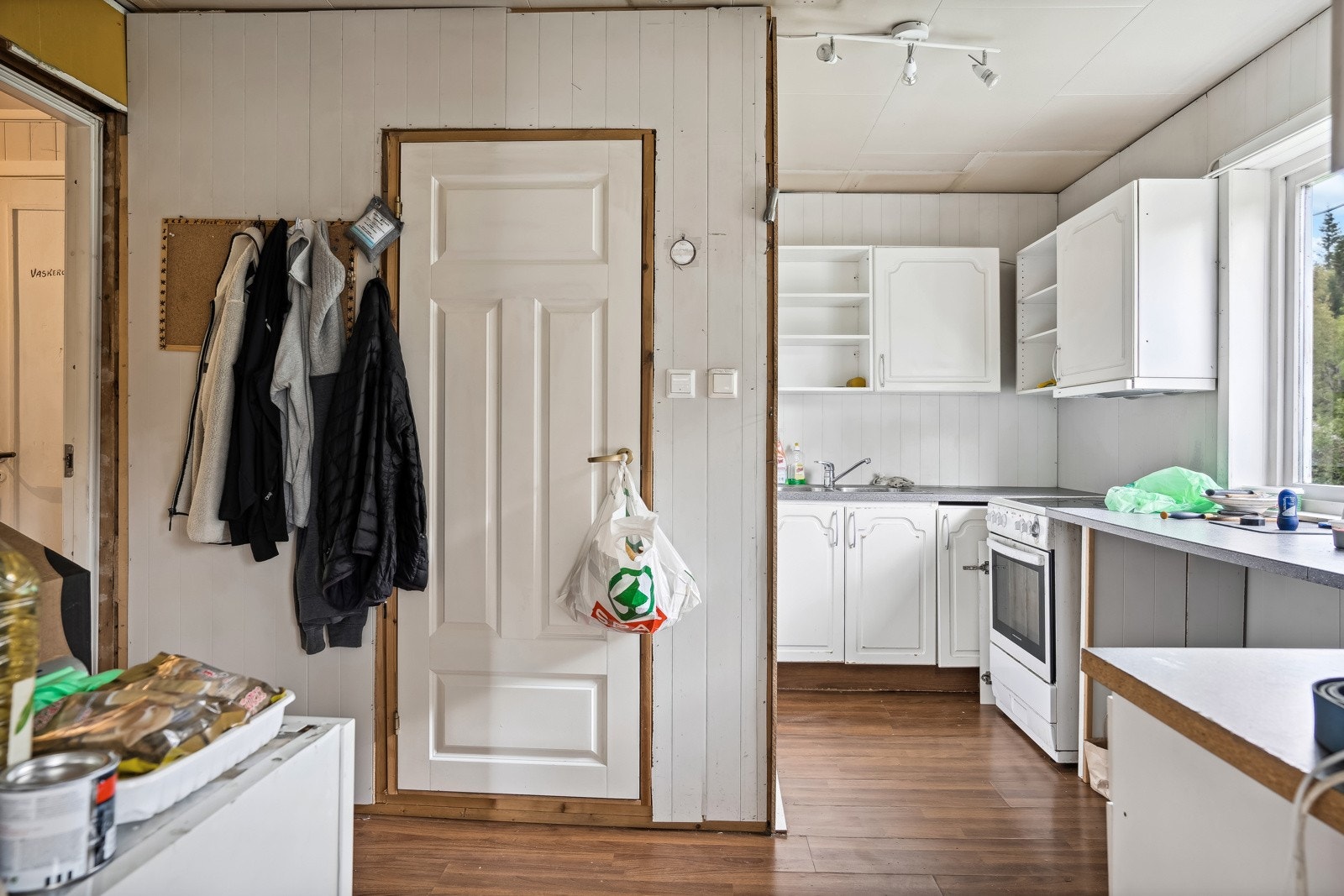 Kjøkkenet ligger delvis tilbaketrukket fra stuen. Galleribilde