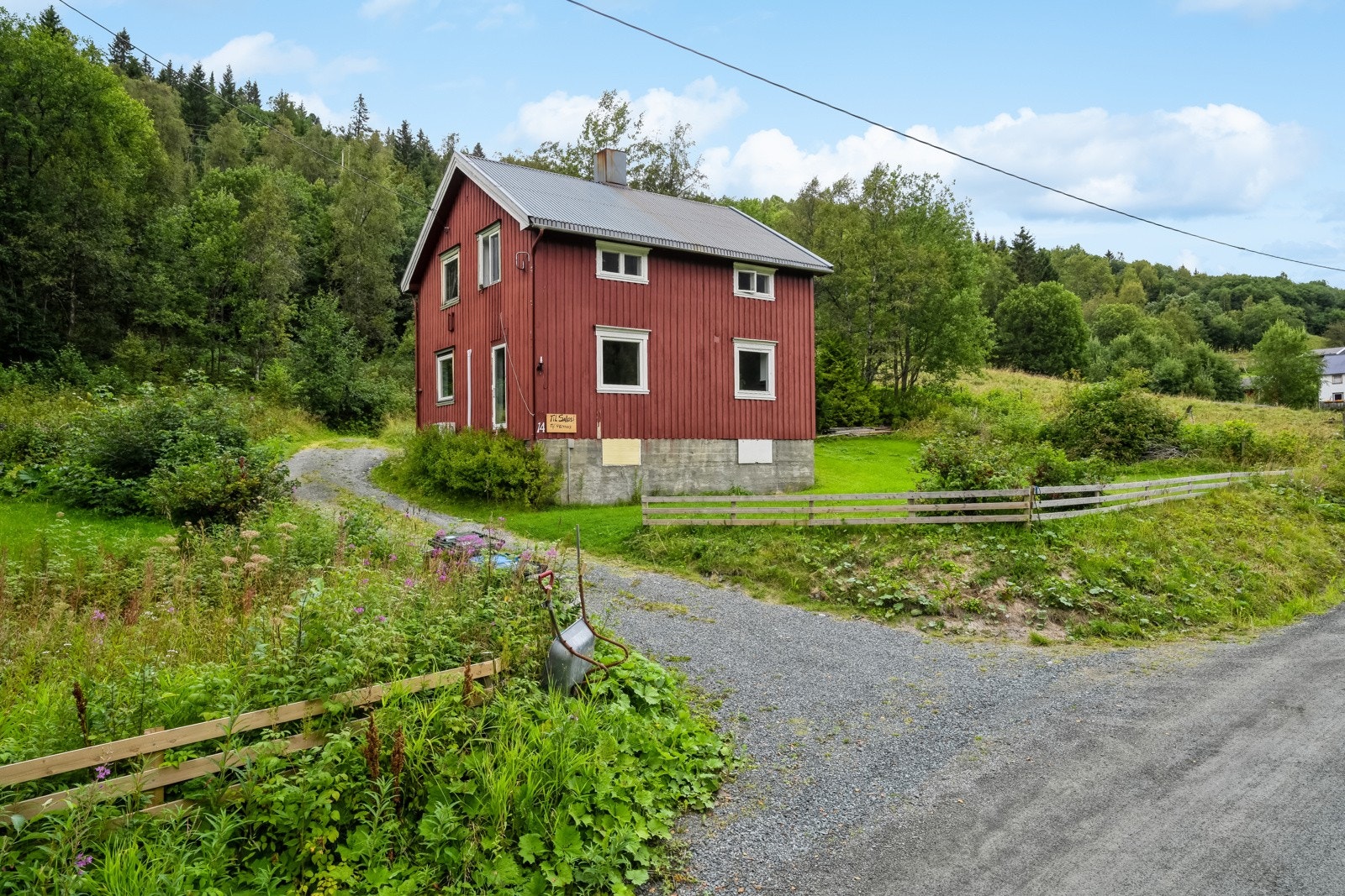 Trongbakken ligger ca. 200 m unna boligen, her har linje 460 avgang. Galleribilde