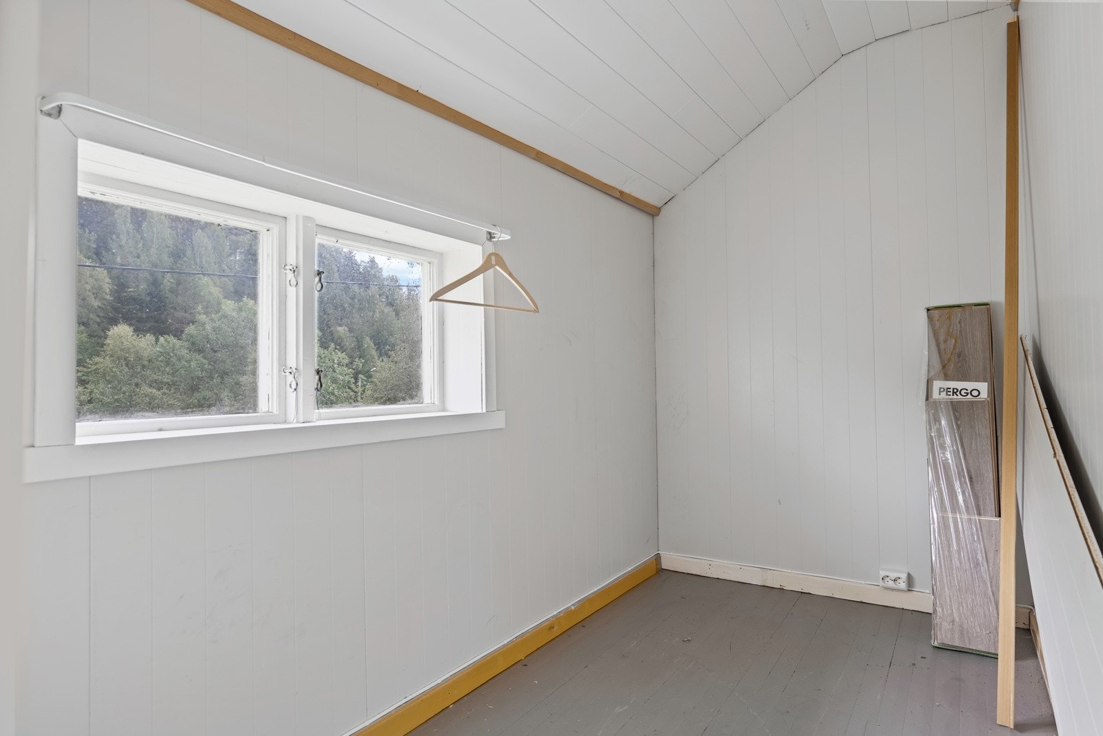 Boligen trenger noe kjærlighet, så her kan man fikse og trikse akkurat slik man måtte ønske. Galleribilde