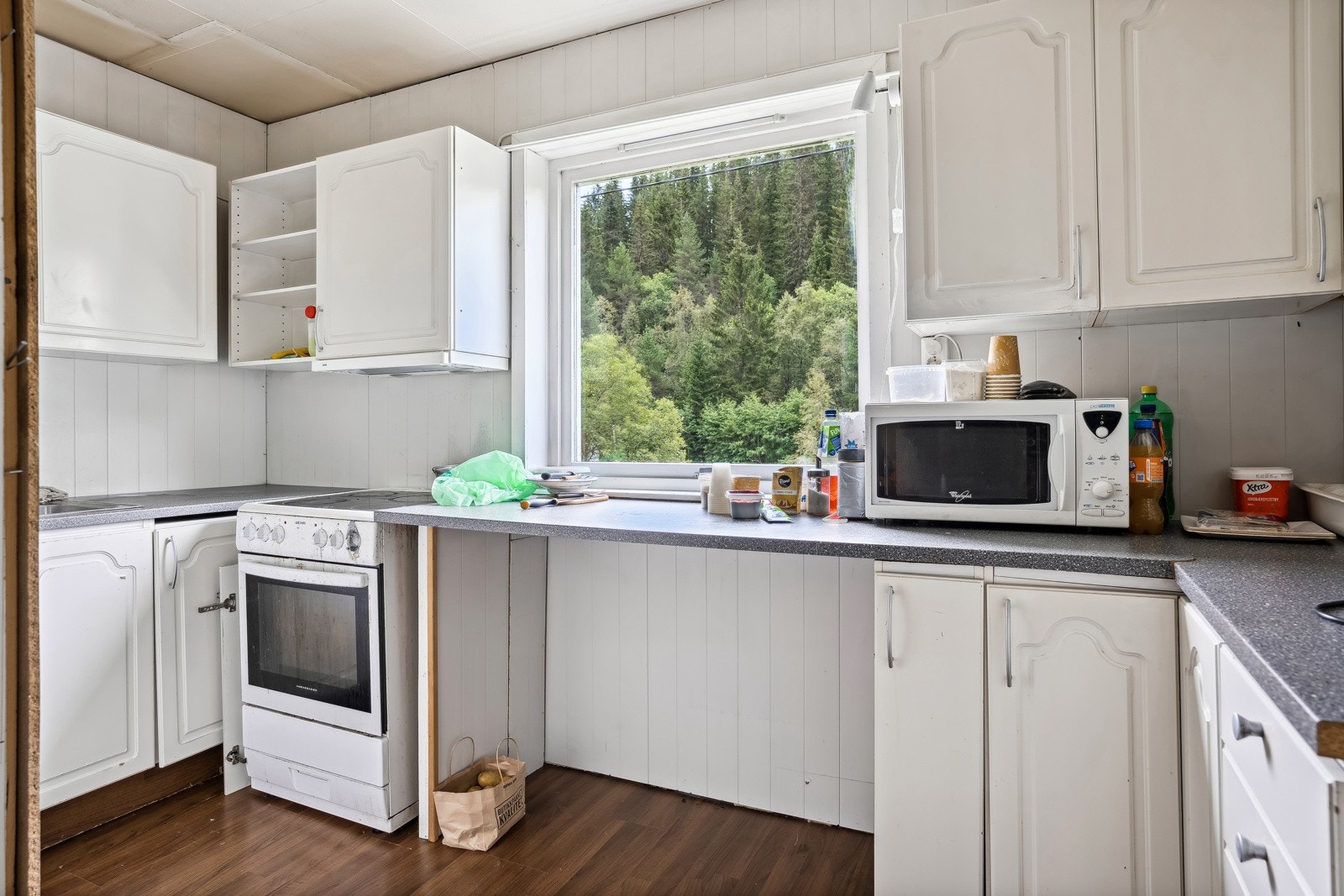 Kjøkkenet er utstyrt med frittstående komfyr og kjøleskap, samt oppvaskkum med kjøkkenarmatur. Galleribilde