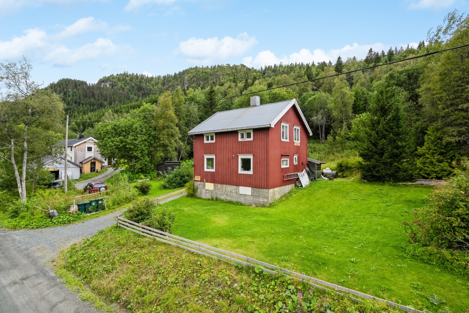 Det er både lite trafikk og støy da Steigabakkan ligger litt tilbaketrukket fra Løkkenveien hvor all gjennomgangstrafikk går. Galleribilde