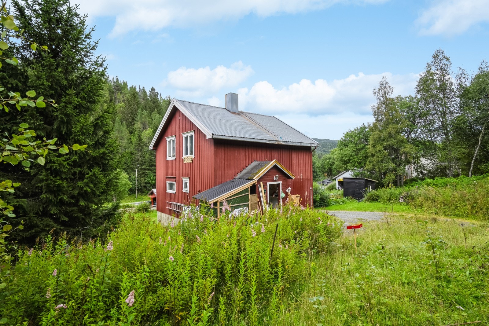 Fra boligen er det umiddelbar nærhet til skog og mark. Galleribilde