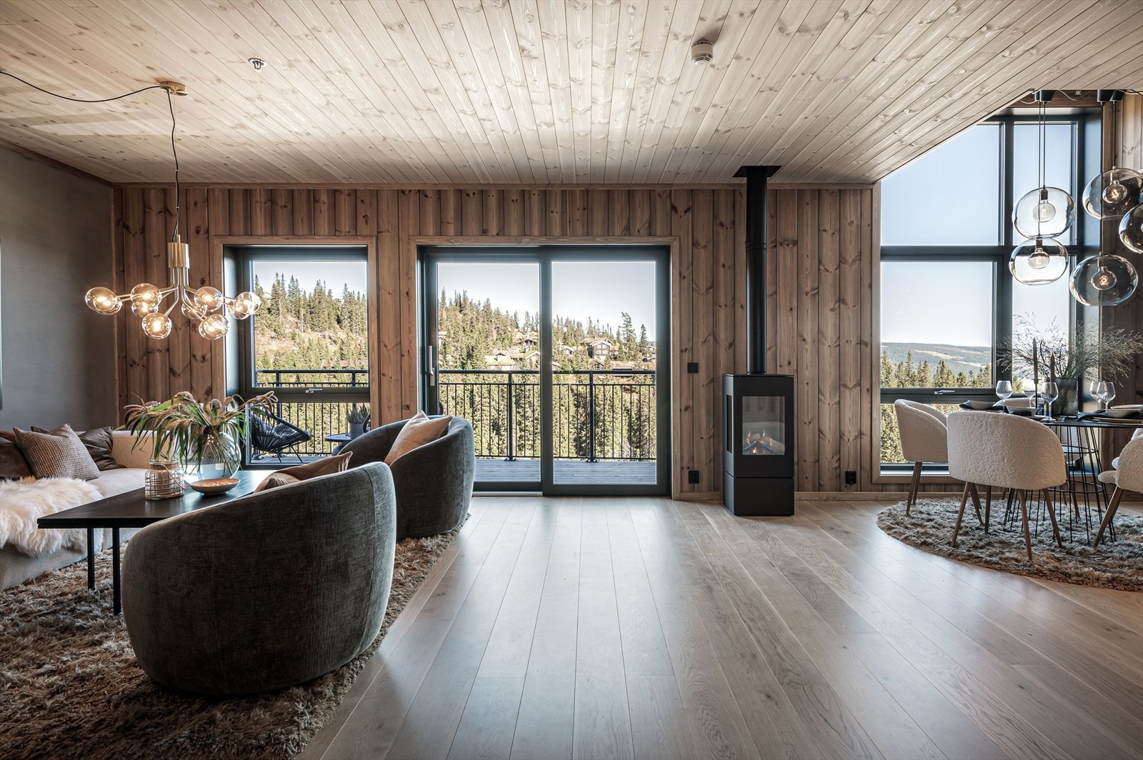 De store vindusflatene sammen med terrassedøren slipper inn godt med lys å skaper en luftig og fin atmosfære i rommet. Galleribilde