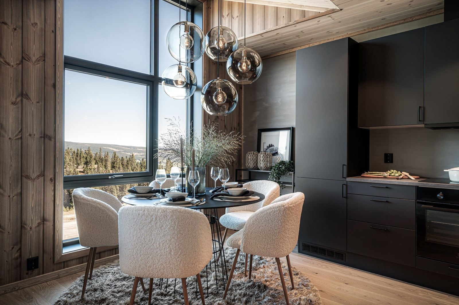 Det er plass til et stort spisebord hvor en bedre middag kan nytes sammen med det inviterte selskapet. Galleribilde