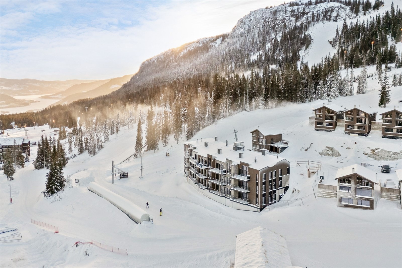 Plassert på østsiden over Gudbrandsdalen med fantastiske omgivelser. Galleribilde