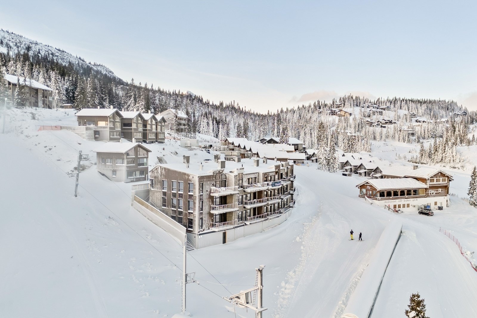 Leilighetsbygget ligger rett ved Fór restaurant og Børson matvarehandel. Galleribilde