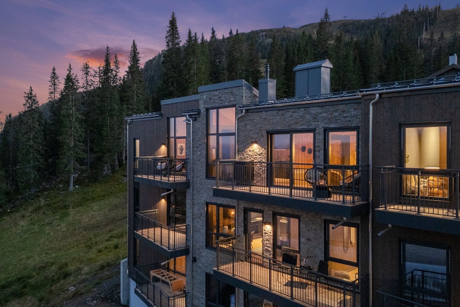 Leiligheten ligger i byggets øverste etasje og er på hele 121 kvm. Leiligheten har 3 (4) soverom, 2 stuer og 2 baderom. Galleribilde