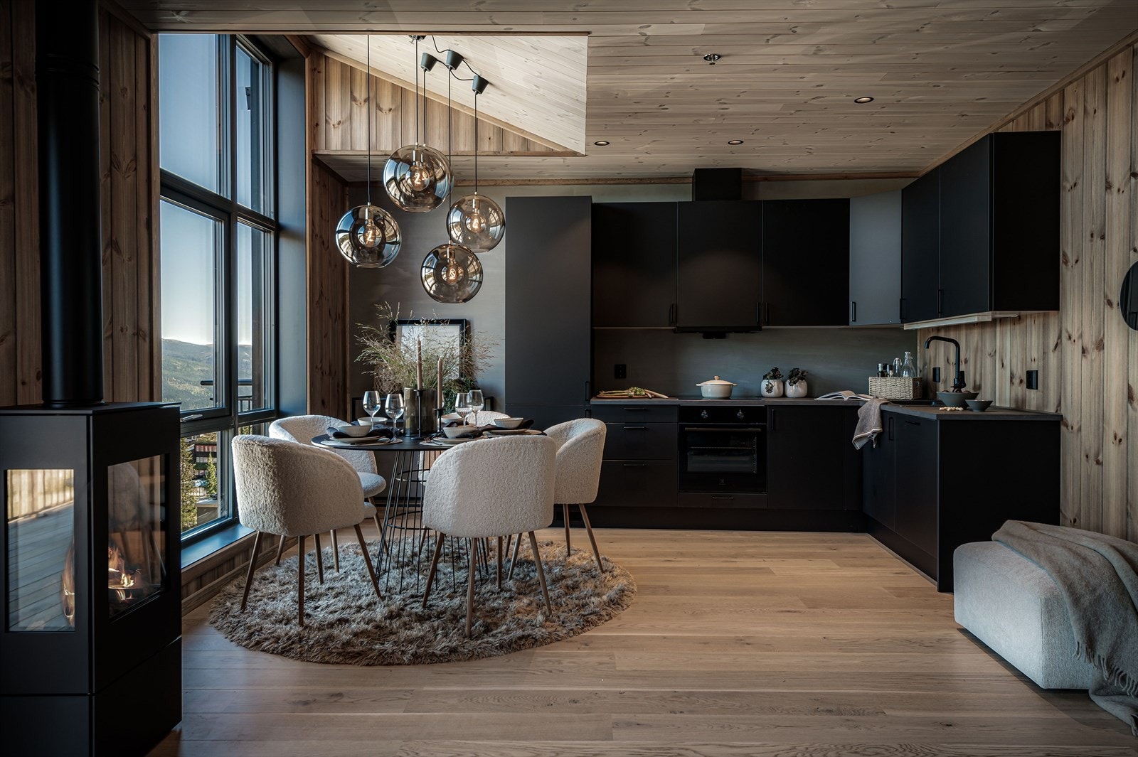 Romslig, praktisk og stilrent kjøkken i åpen løsning mot stuen. Galleribilde