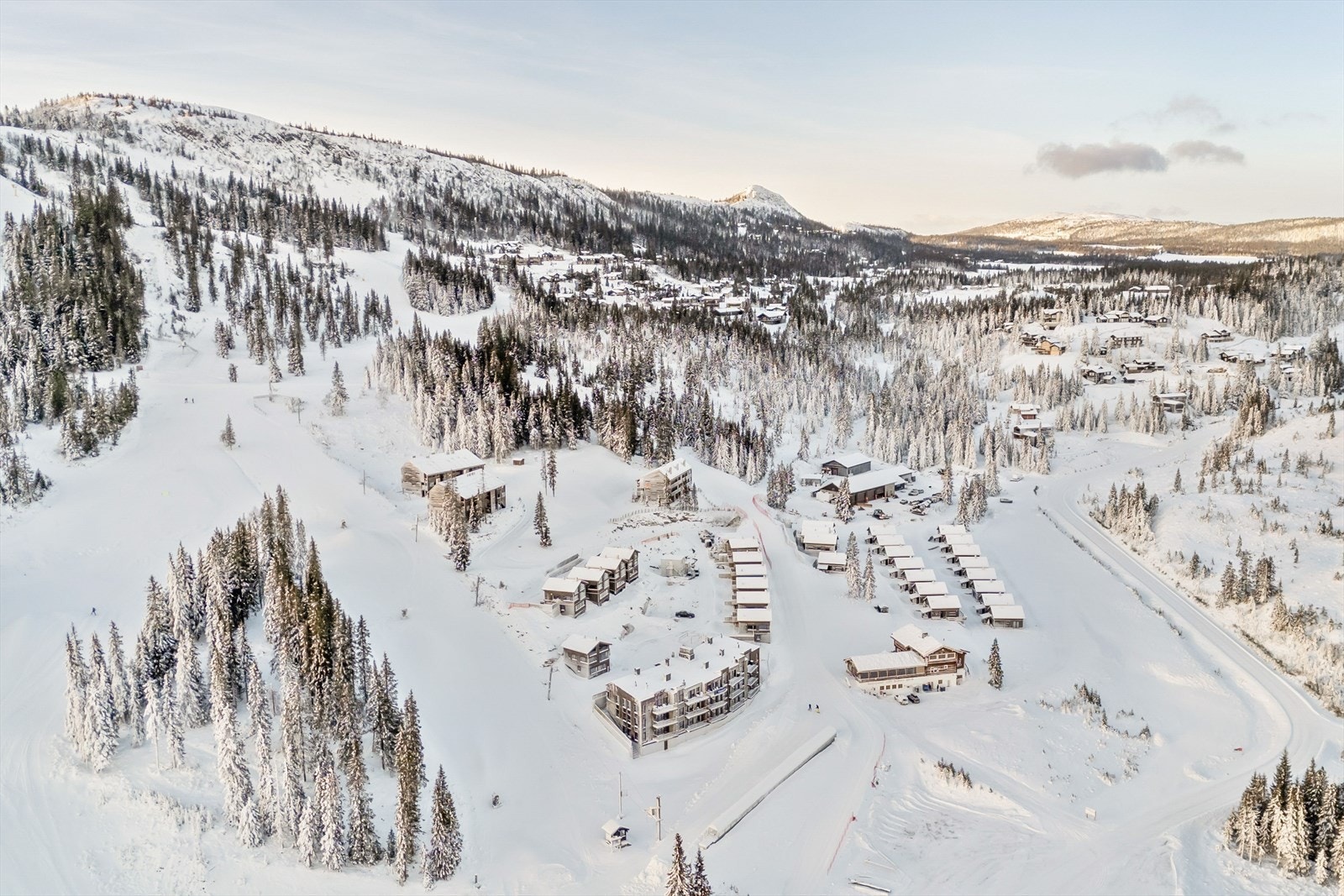 Kvitfjell Alpinsenter består av tre sammenknyttede deler med et familievennlig område på Kvitfjell Vest og Varden. Galleribilde