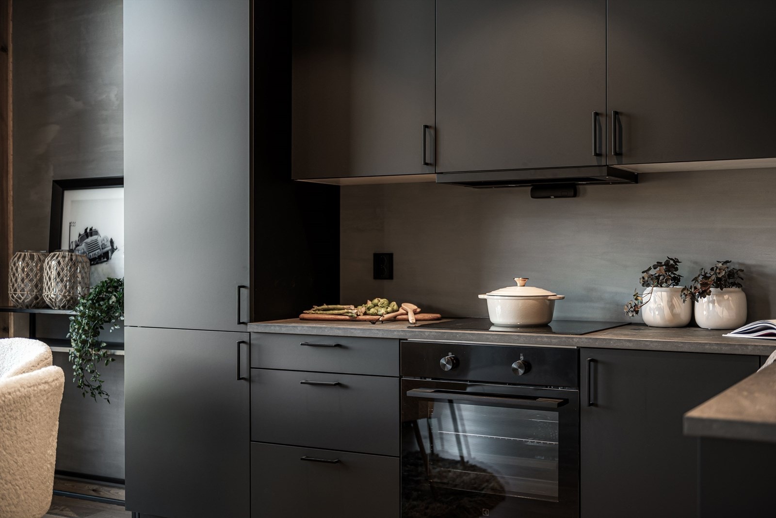 Hvitevarer som stekeovn, oppvaskmaskin og kjøl/frys er integrert i innredningen. Galleribilde