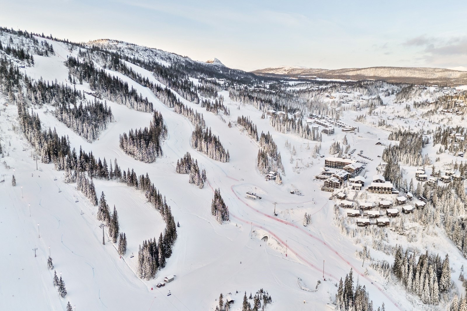 Kvitfjell Alpinsenter har 33 nedfarter og det finnes 14 heiser. Galleribilde