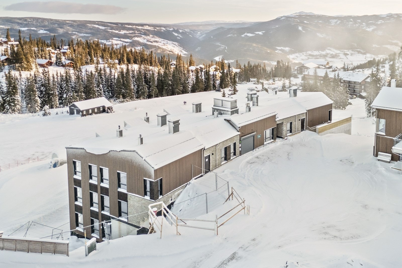 Innkjøring til garasje skjer på overside av bygget. Galleribilde