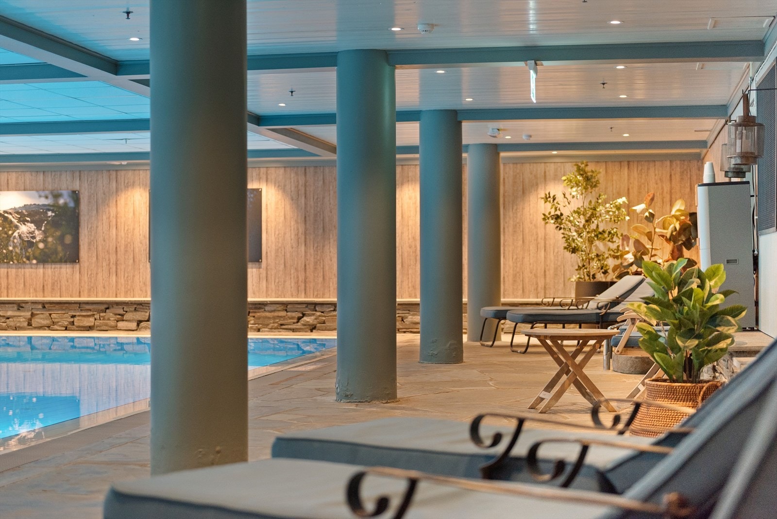 På hotellet kan man benytte seg av hotellets fasiliteter (mot betaling). Her finner man et deilig avslappene området med svømmebaseng og boblebad. Galleribilde