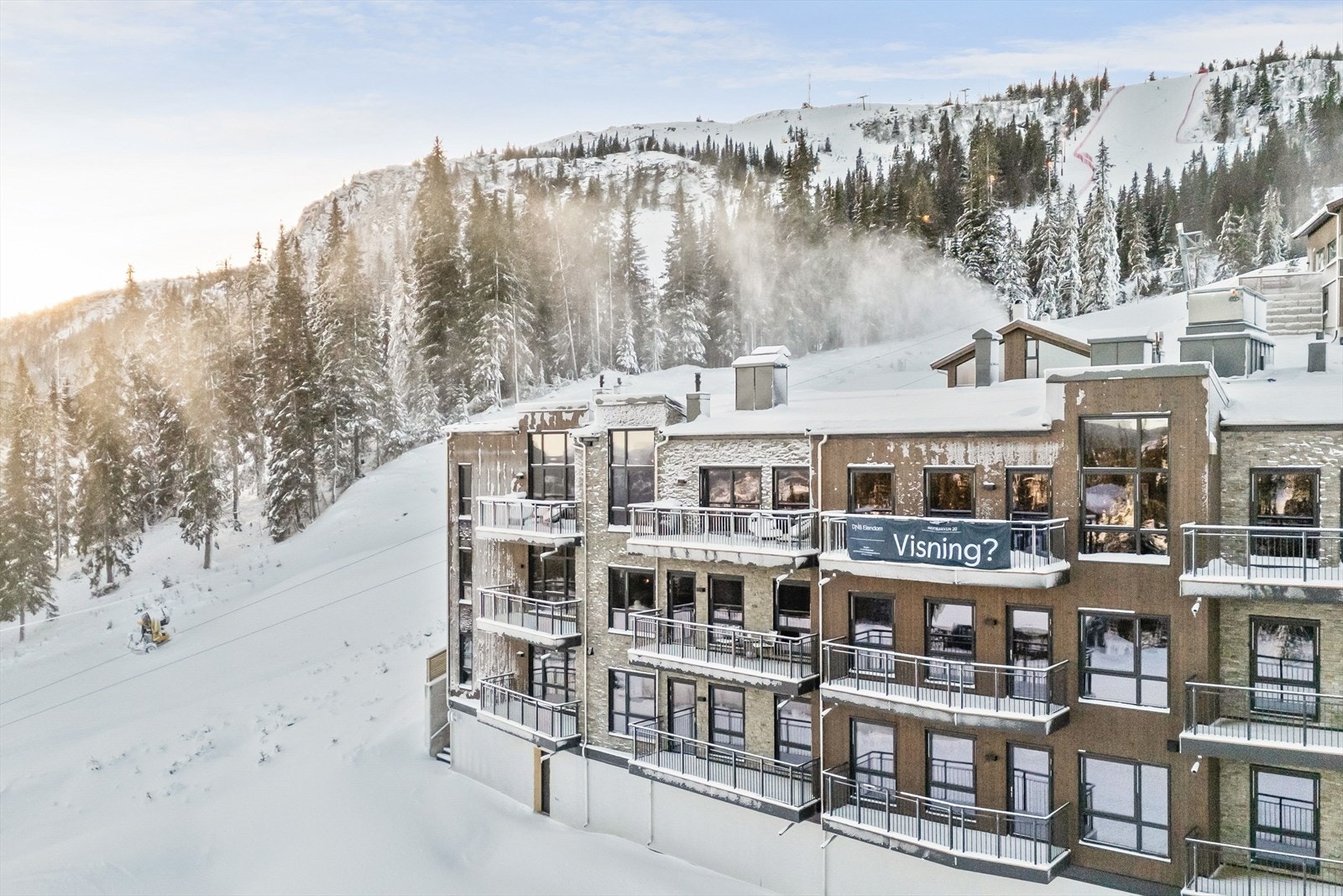 Bygget består av totalt 14 leiligheter, samt garasjeanlegg og boder i felles kjeller. Galleribilde