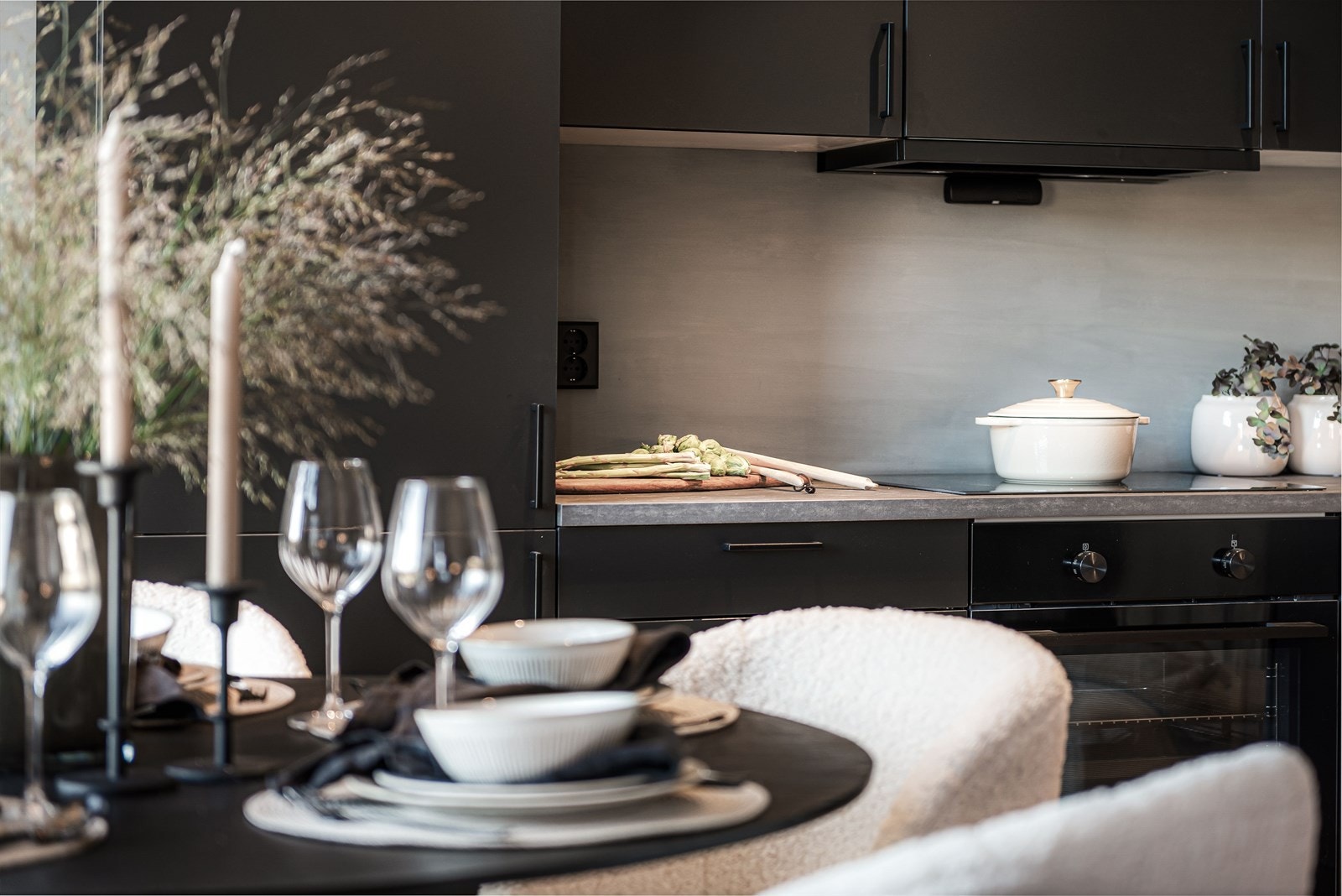 Det er rikelig med lagringsplass i skap og skuffer. Galleribilde