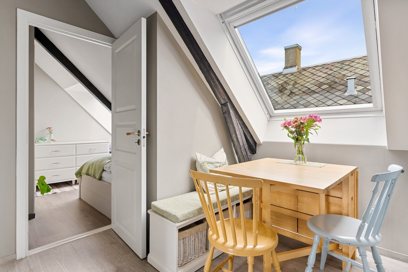 Åpen og funksjonell kjøkkenløsning med plass til spisebord - perfekt for både matlaging og sosialt samvær. Galleribilde