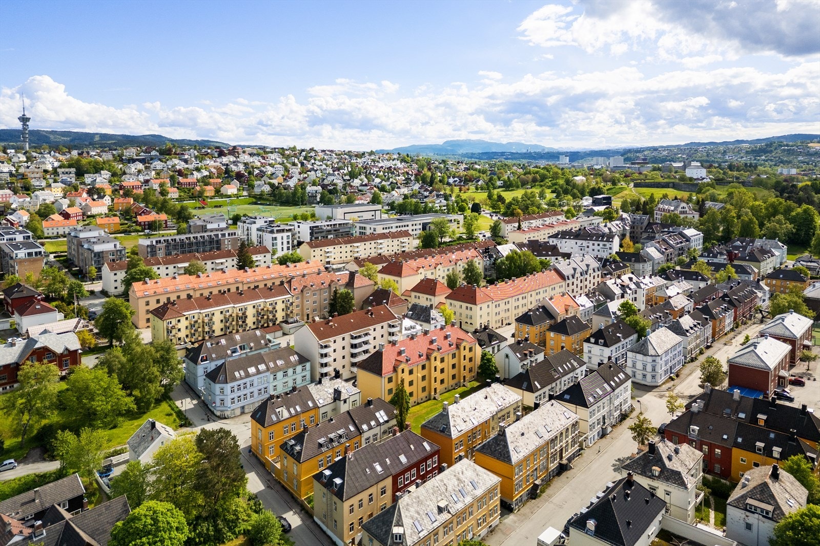 Godt kollektivtilbud i nærområdet med gangavstand til flere bussholdeplasser, enkelt å komme seg rundt i Trondheim. Galleribilde