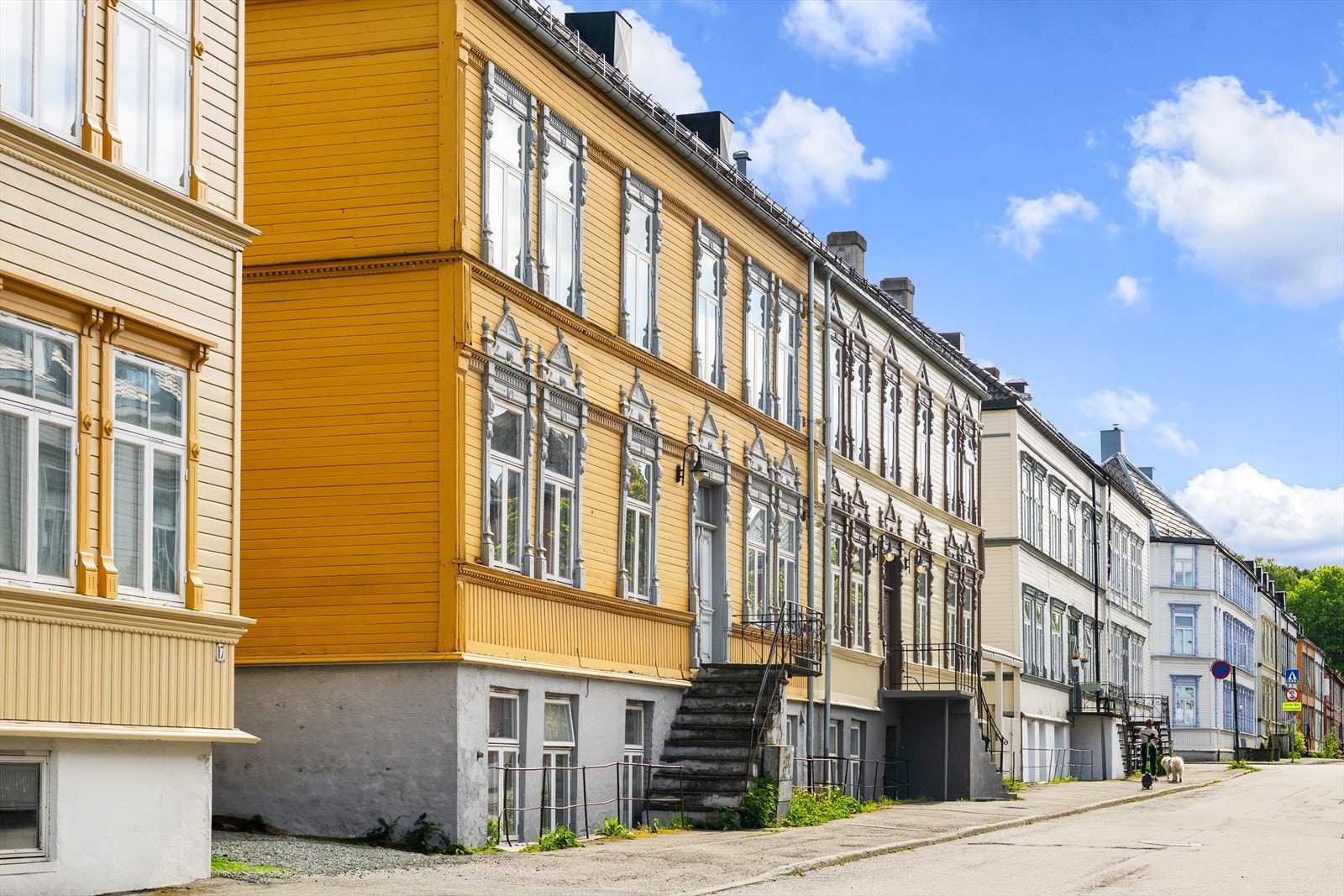 Bak bygget er det felles terrasse for beboere, i tillegg byr nærområdet på flere flotte parker. Galleribilde