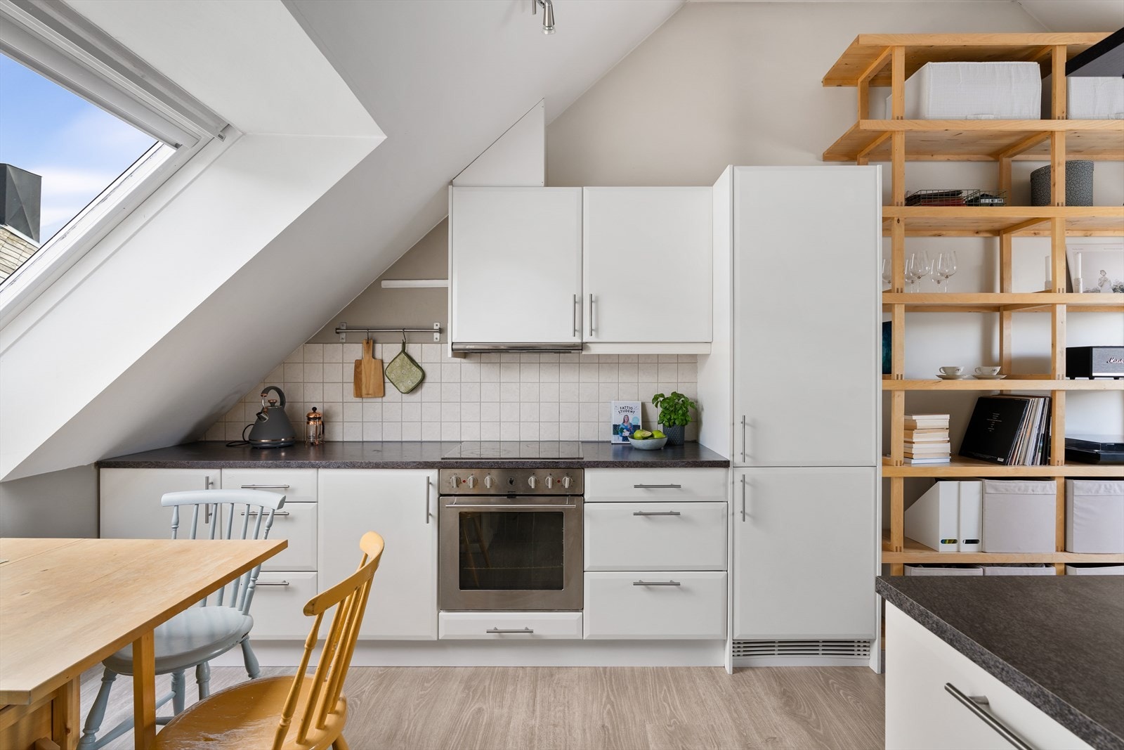 Stilrent kjøkken med integrerte hvitevarer som medfølger handelen. Galleribilde