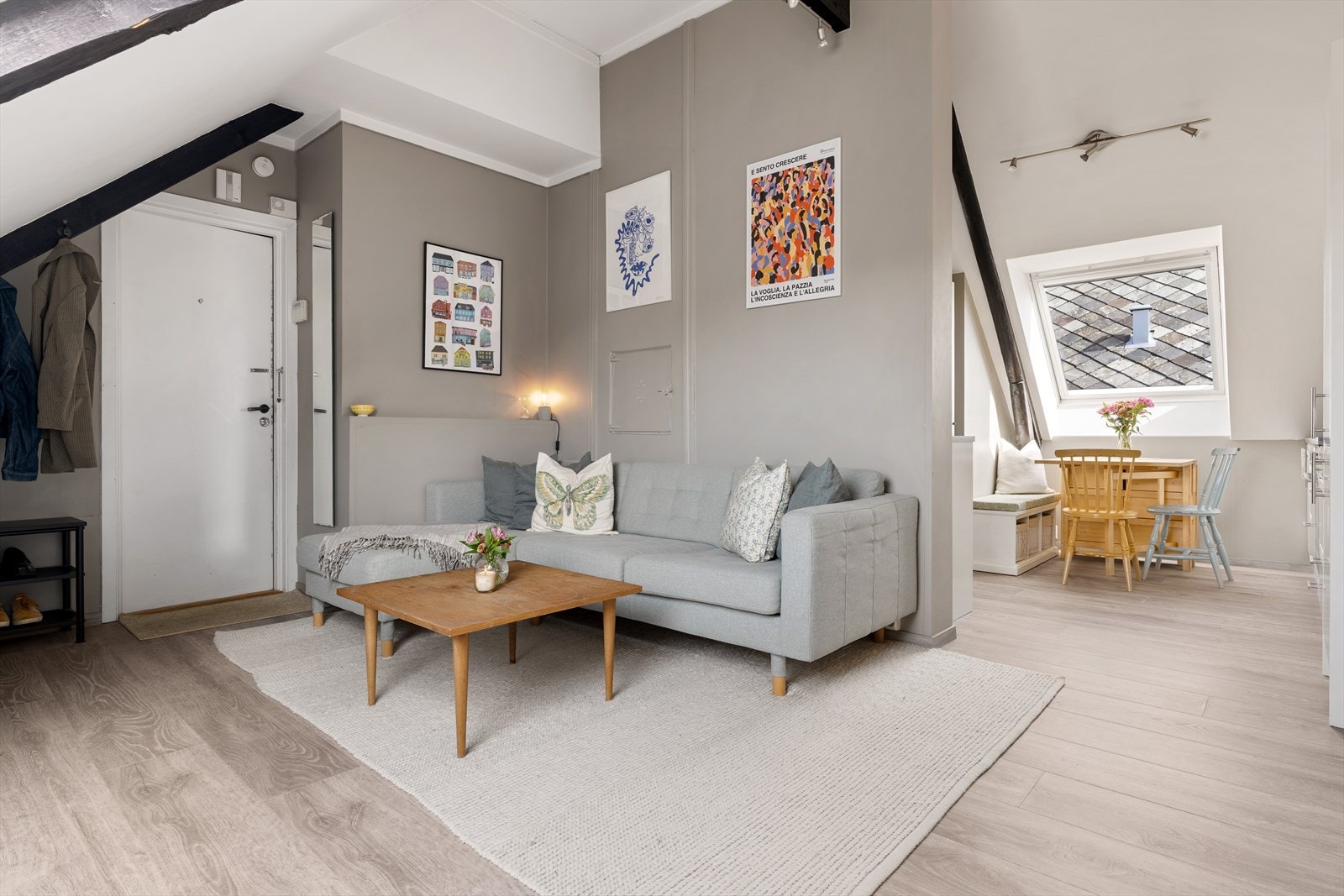 Stue og kjøkken oppleves som godt adskilt samtidig som man beholder den åpne og luftige løsningen. Galleribilde