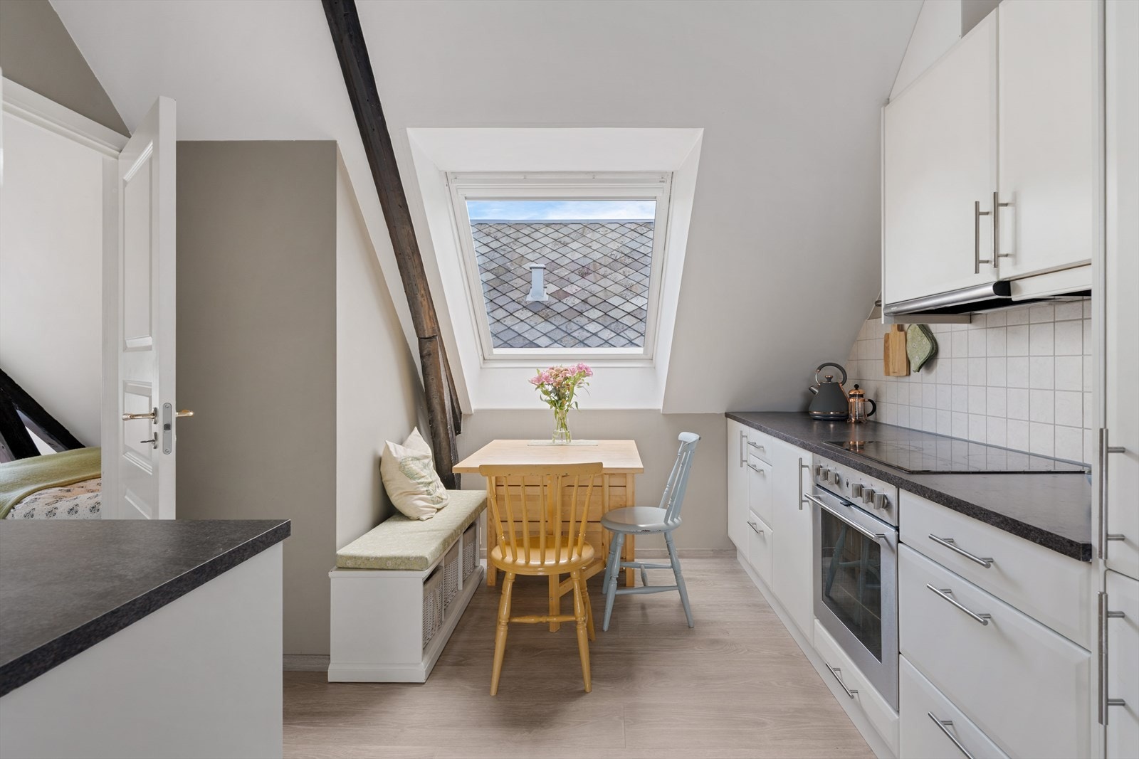 Alt av tekniske installasjoner som vannledninger, avløpsrør, VVB, samt elektrisk anlegg ble skiftet i forbindelse med ombygging i 2006/2007. Galleribilde