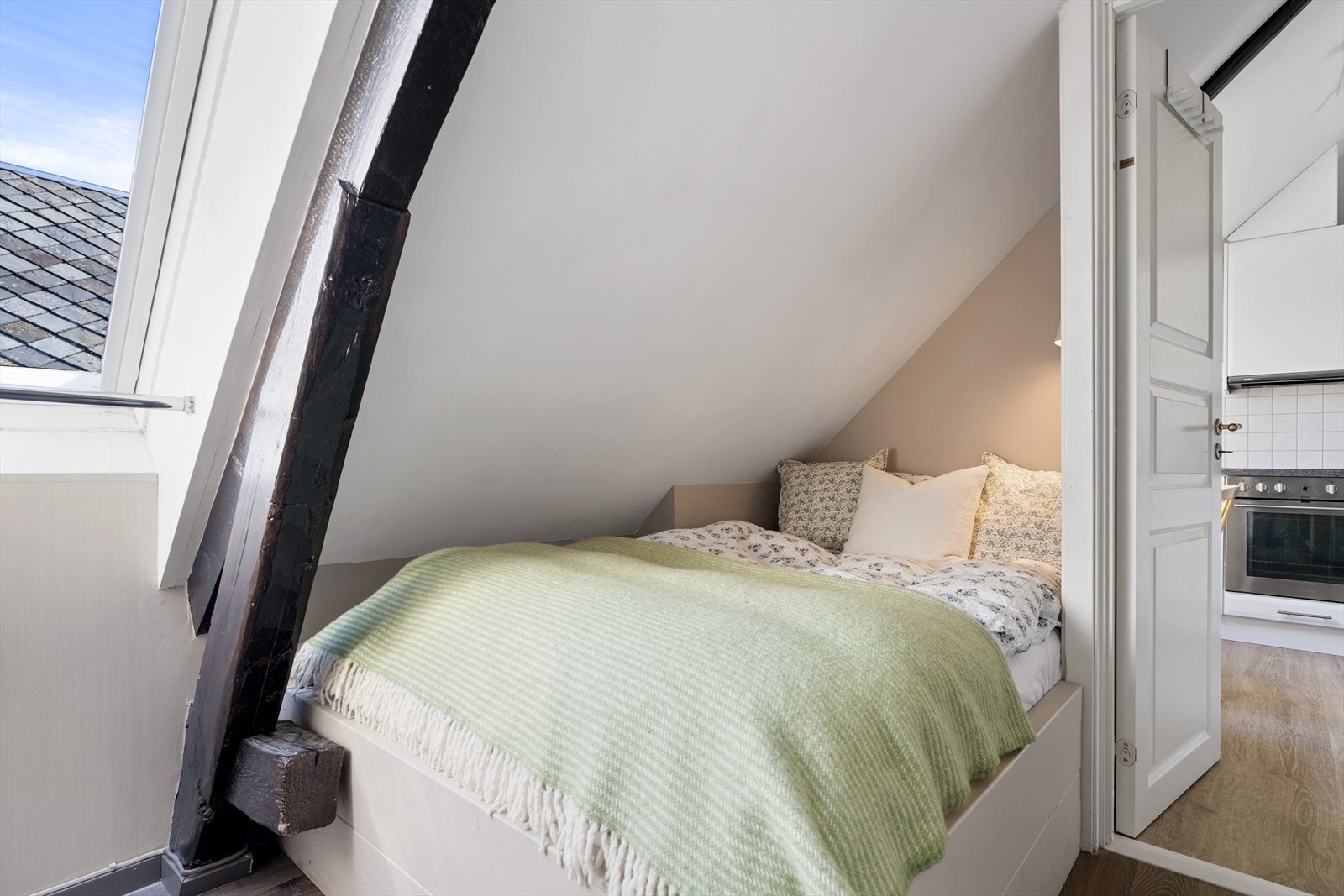 Godt utnyttet areal med plassbygd seng på soverommet. Galleribilde