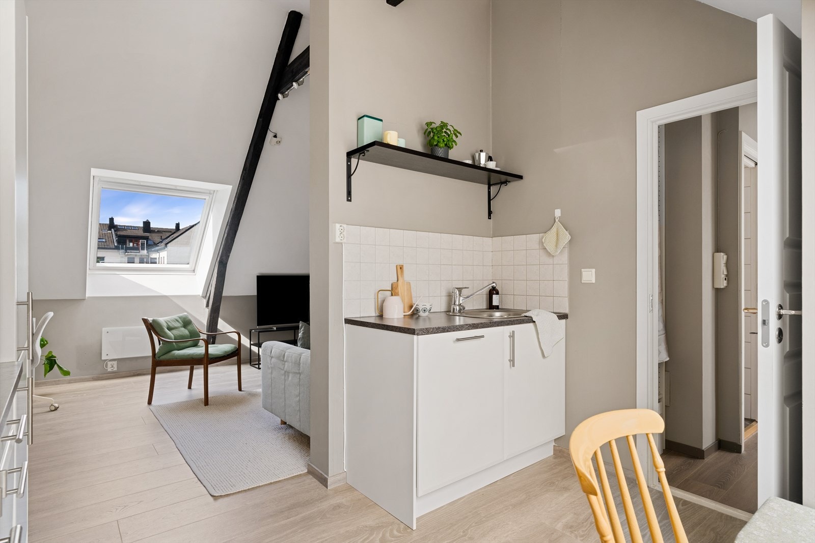 Det er gjort oppgraderinger i senere tid som blant annet nytt gulv på stue og kjøkken 2025, nye rør til vask på kjøkken 2025, og ny oppvaskmaskin 2024. Galleribilde