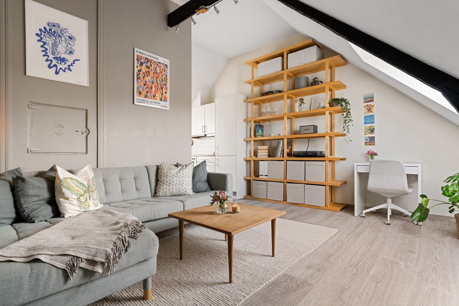 Stilig 2-roms loftsleilighet med særpreg som høy himling, takbjelker og skråtak. Galleribilde