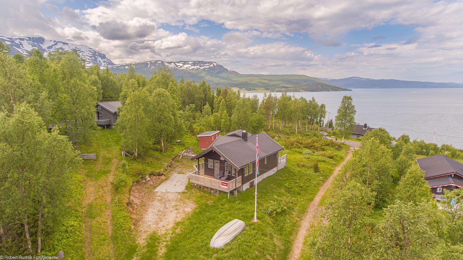 Velkommen til Målsnesveien 2758! Velholdt fritidsbolig med fantastisk utsikt over Malangsfjorden og Kvaløya. Båtplass medfølger. Galleribilde