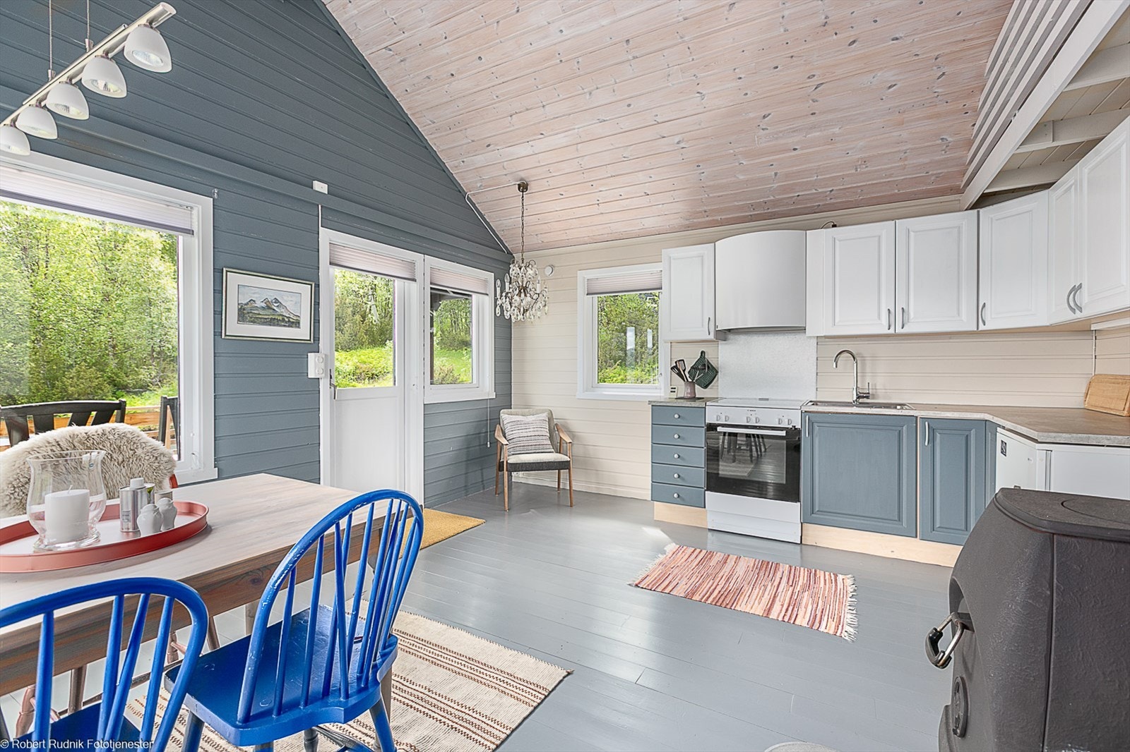 Åpen løsning mellom stue og kjøkken gjør hele rommet til en stor sosial sone. Galleribilde