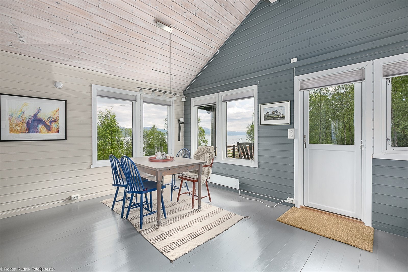 Rommet har ekstra takhøyde samt store vindusflater som gir en god romfølelse. Galleribilde