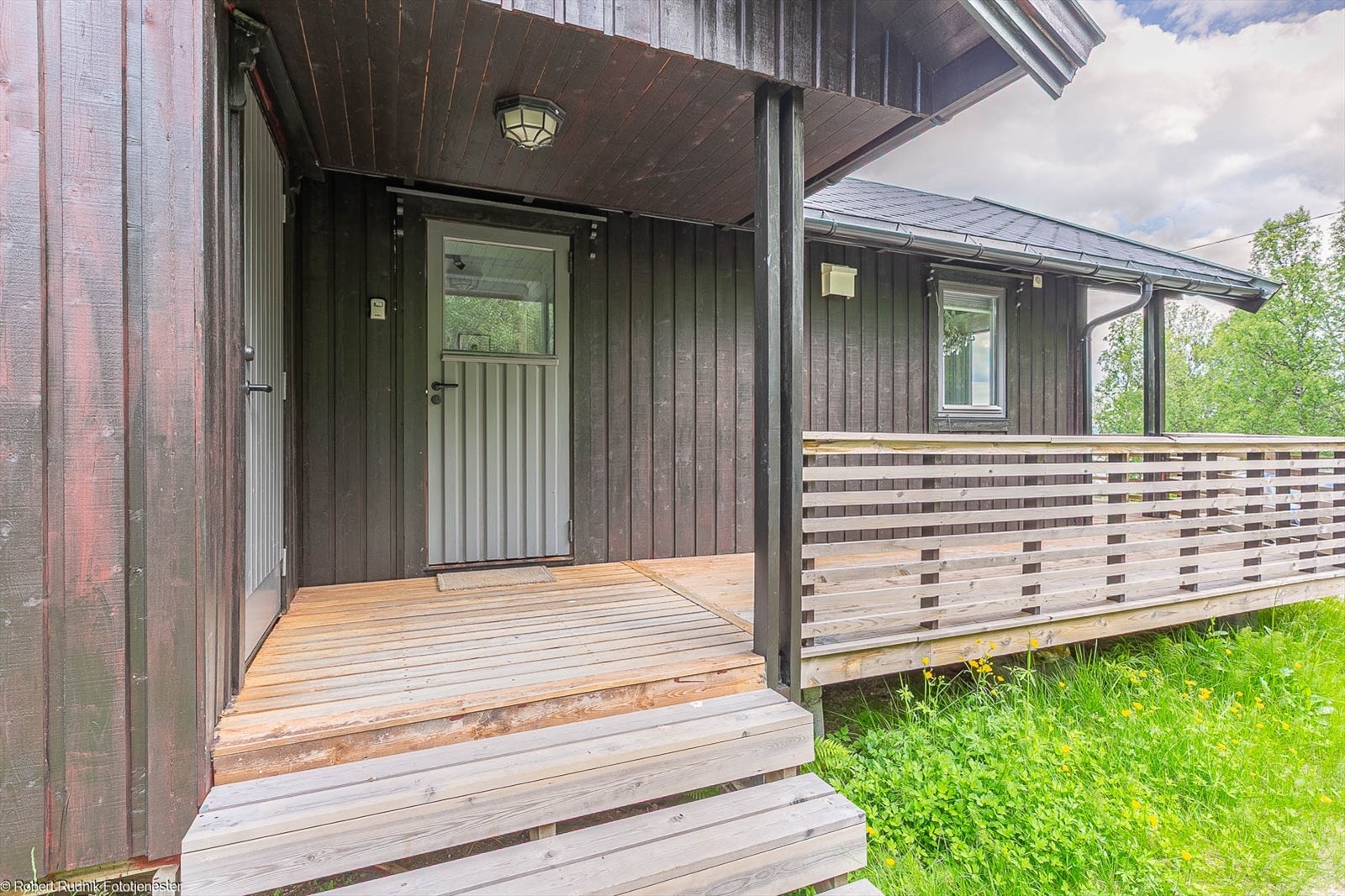 Overbygd inngangsparti, dør til venstre er til toalettrom. Galleribilde