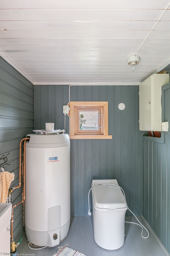 Utedo med forbrenningstoalett. Galleribilde