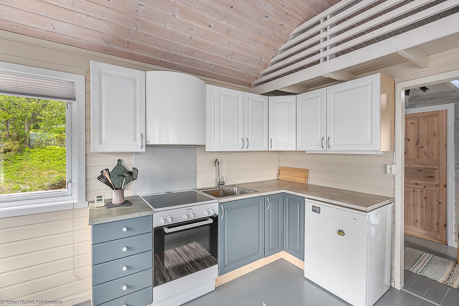 Praktisk kjøkken med oppbevaring i innredning. Galleribilde