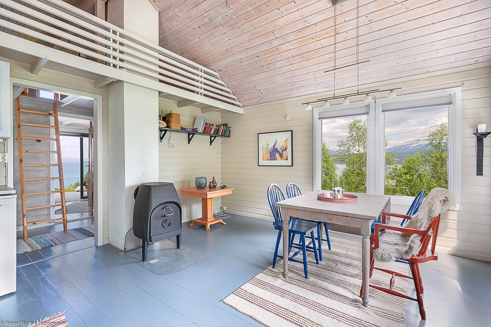 Fra stuen er det åpent opp til hems. Galleribilde