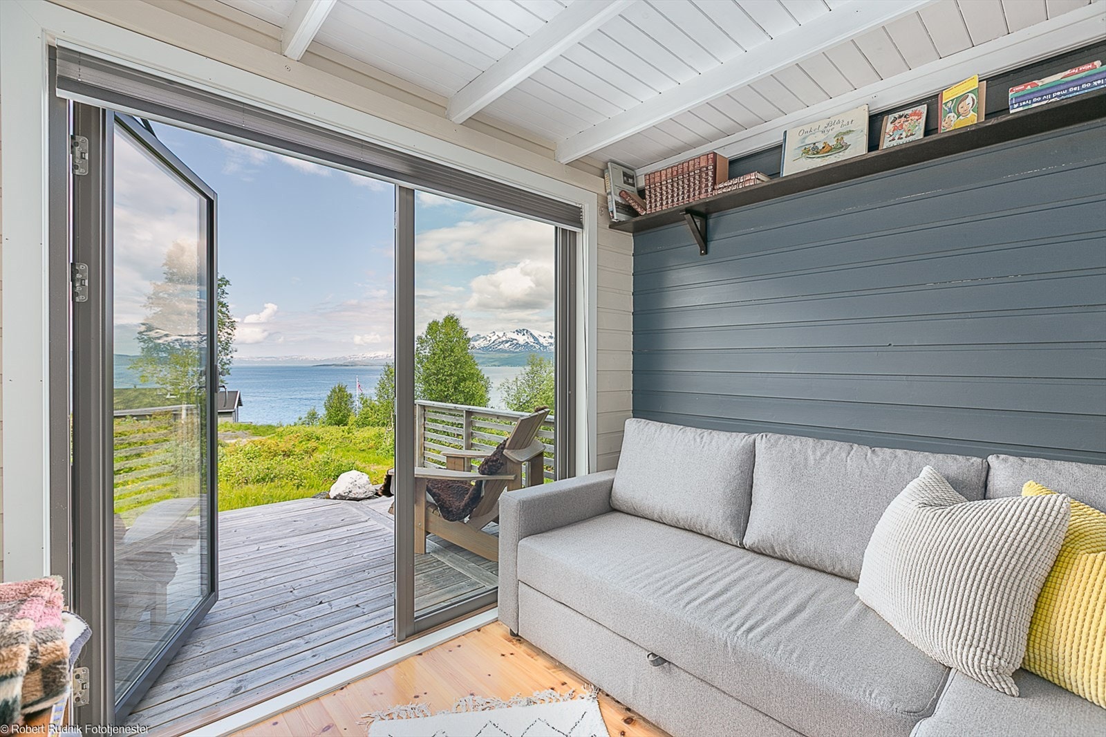 Soverom kan benyttes som ekstra stue, utgang til solrik platt via glassdør. Galleribilde