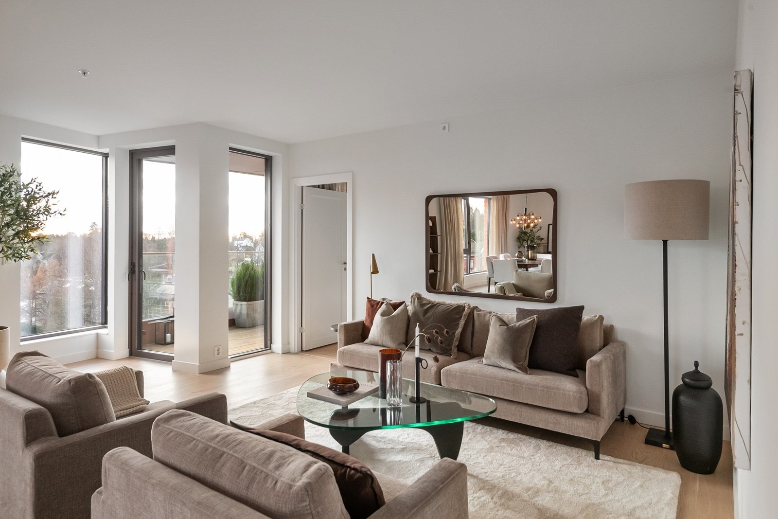 Leiligheten har store vindusflater som skaper mye naturlig lysinnslipp, den fine utsikten kan nytes fra alle hjørner av stuen. Galleribilde