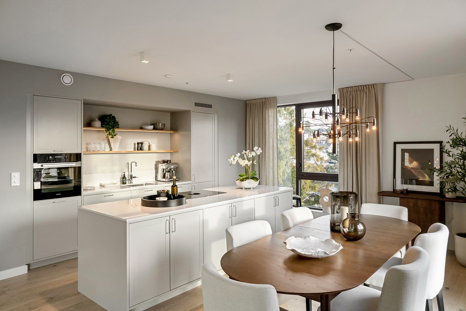 Kjøkkeninnredning har 1-speils fronter, sokkellist/backsplashbak i stien og malte overflater over benkeplate i stein med nedfelt oppvaskkum med 1- greps blandebatteri. Galleribilde