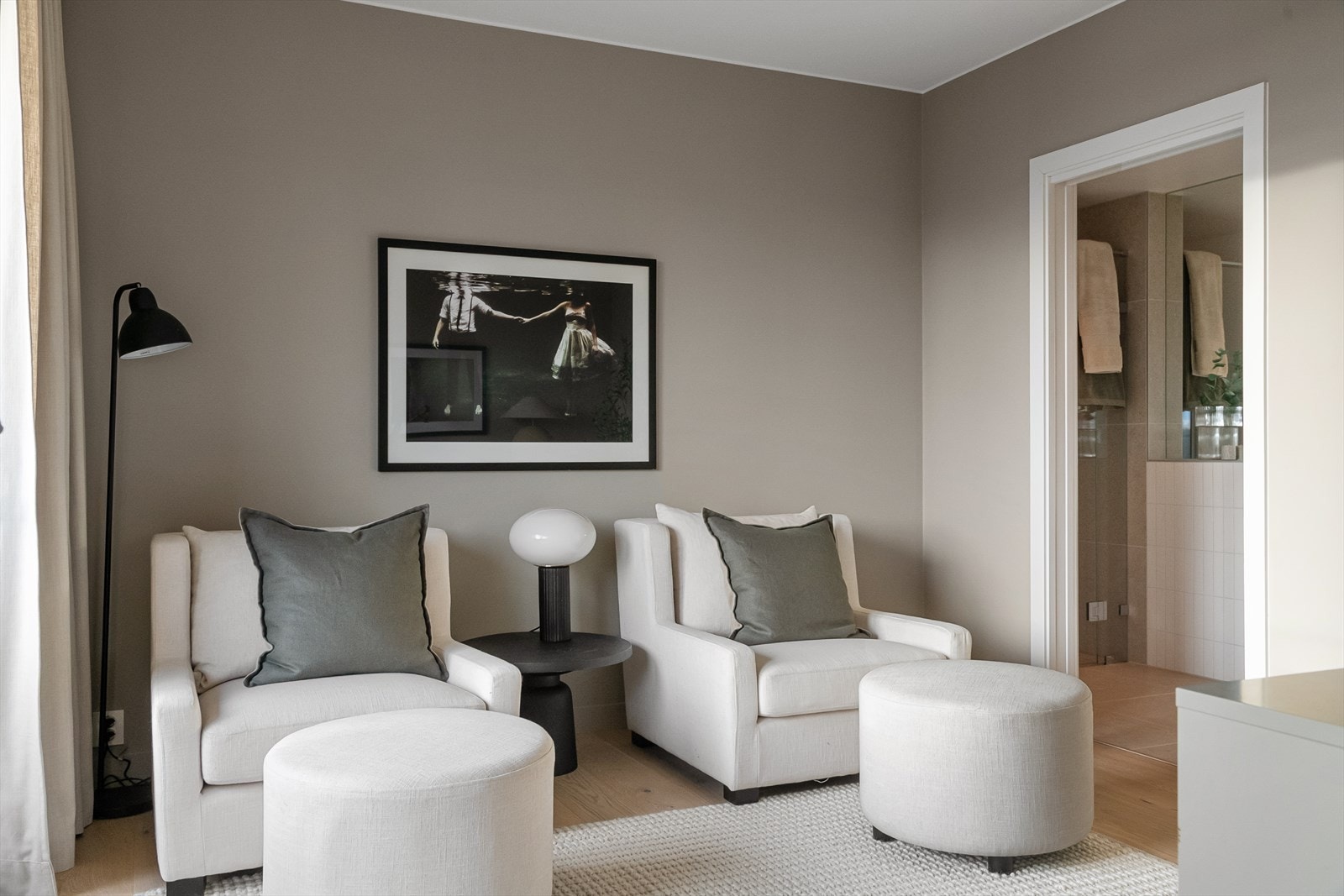 Boligens hovedsoverom av god størrelse med plass til dobbeltseng med nattbord på hver side og garderobeskap. Galleribilde