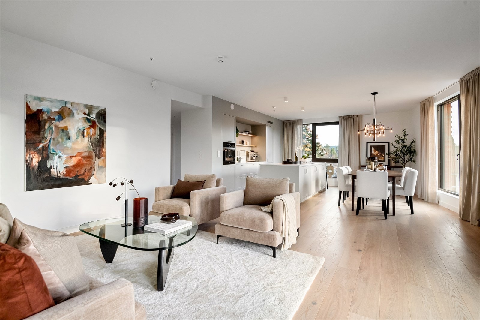 Åpen stue-/kjøkkenløsning som skaper en sosial og god atmosfære. Galleribilde