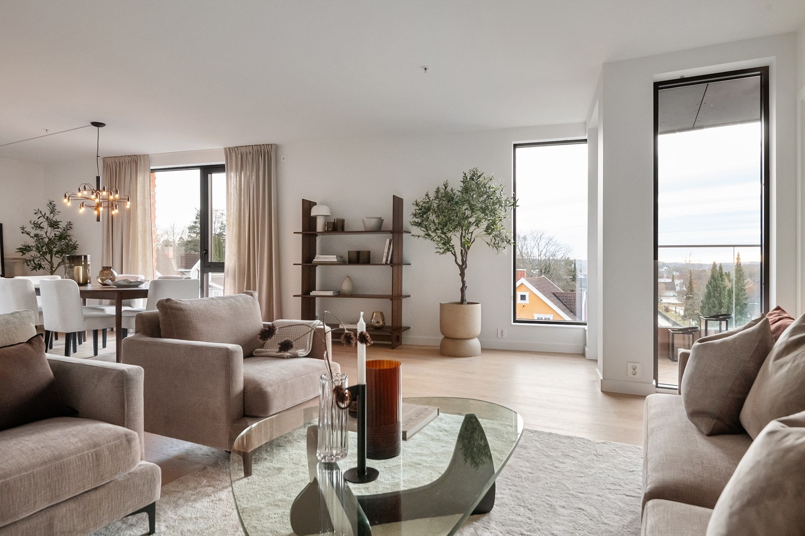 Det er lagt 1-stavs pigmentbehandlet eikeparkett på gulv i oppholdsrom. Galleribilde