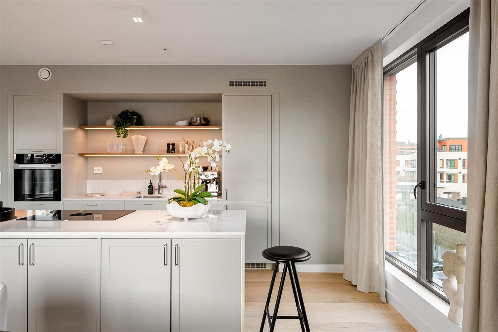 Hvitevarer er levert av Miele og består av induksjonstopp med integrert kullfilter, oppvaskmaskin, komfyr og kjøleskap/fryser. Galleribilde