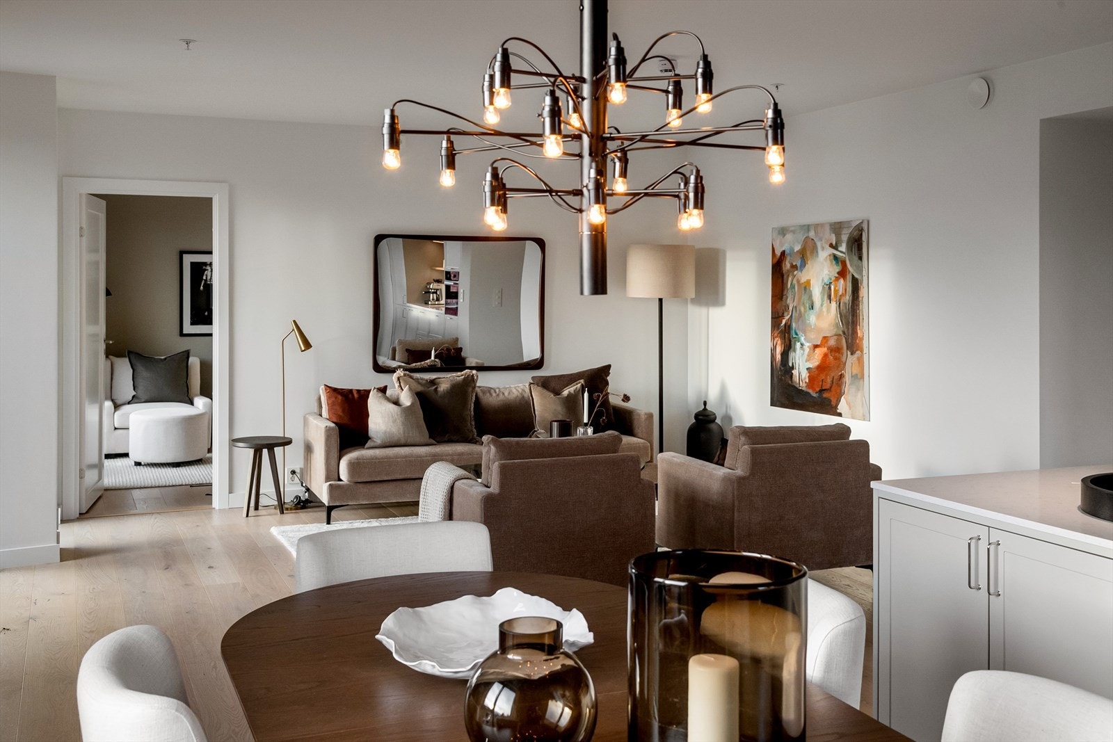 I stuen er det god plass til sittegruppe, spisebord og annet møblement. Galleribilde