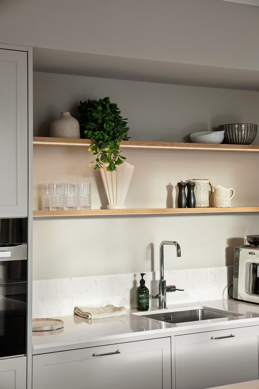 Over vasken er det to åpne hyller med lys. Galleribilde