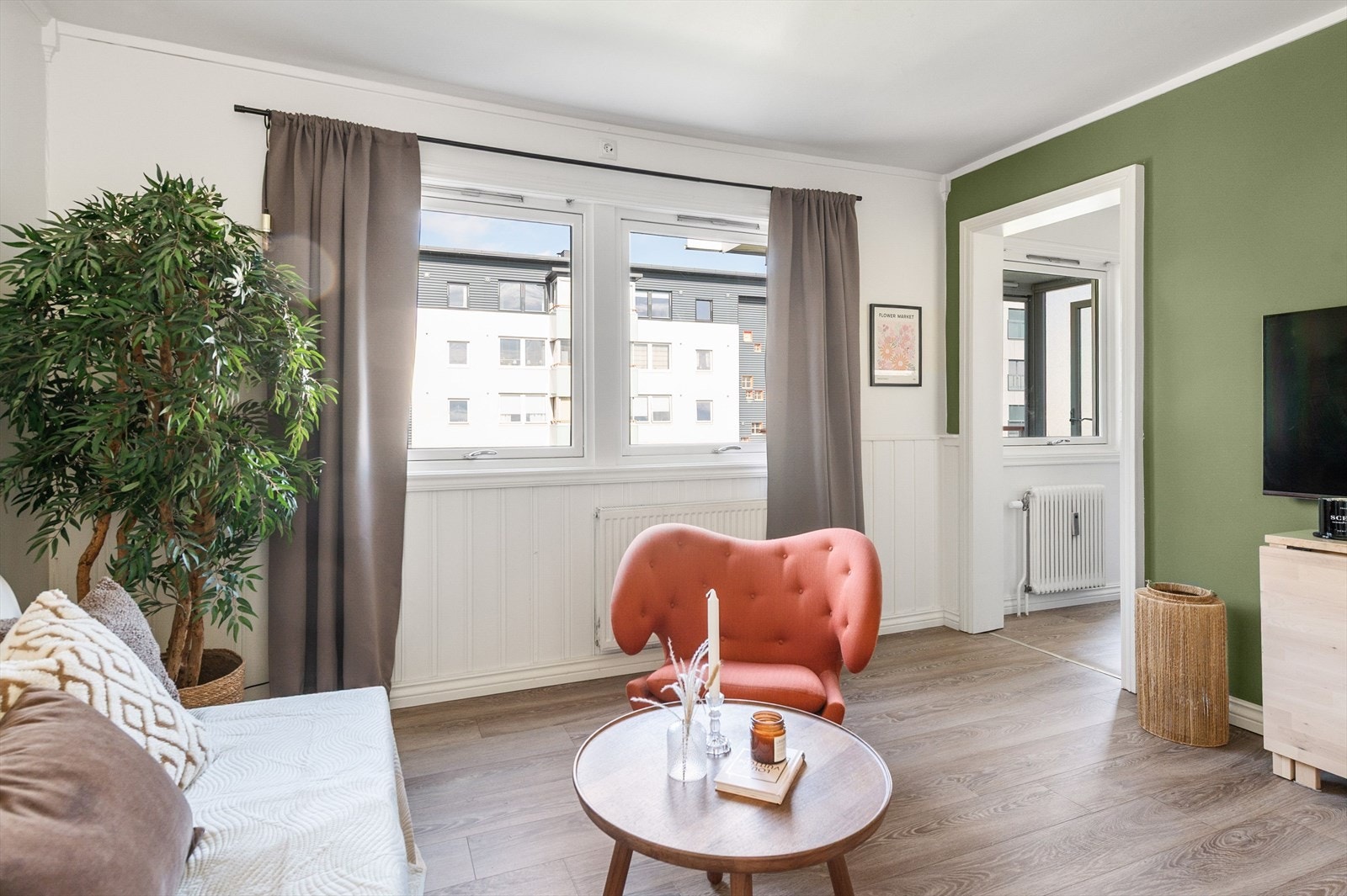 Store vinduer som gir mye naturlig lys. Galleribilde