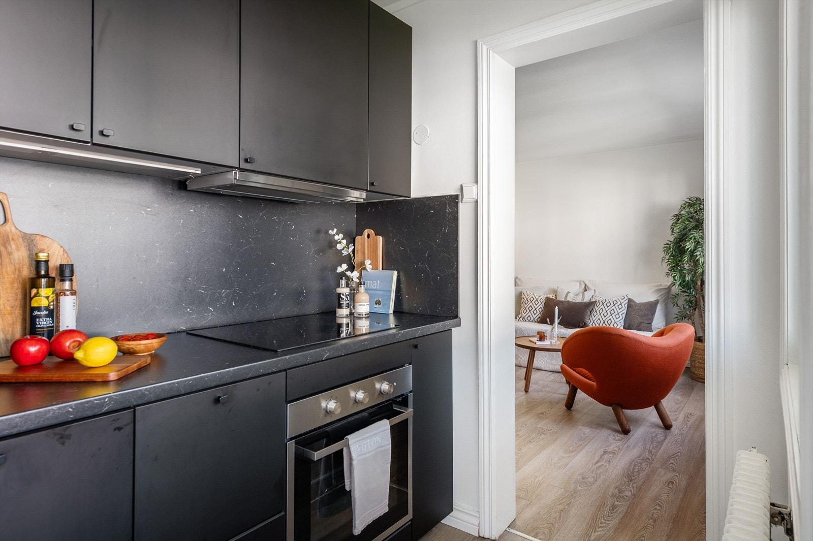 Praktisk kjøkken med integrert oppvaskmaskin. Galleribilde