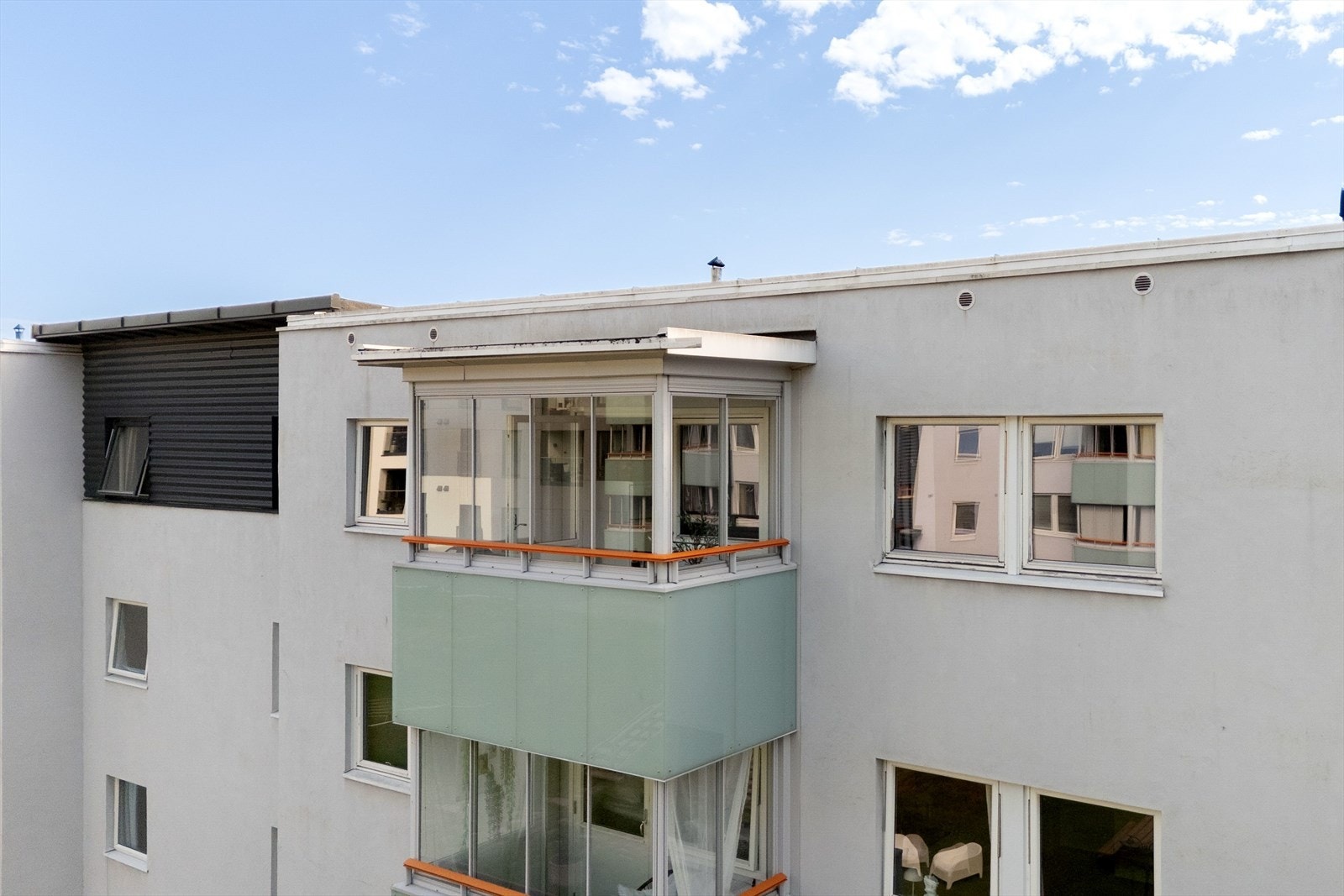 Toppleilighet med innglasset balkong. Galleribilde