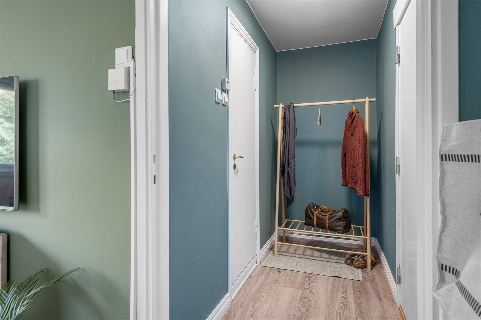 Gang med god plass til å henge fra seg yttertøy. Galleribilde